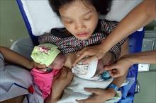 Sản phụ sinh đôi: 1 bé sinh trong toilet ở nhà, 1 bé sinh tại bệnh viện